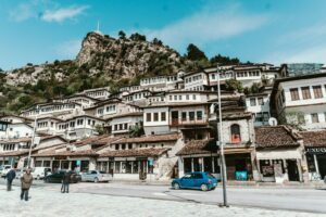 Shtëpitë e lagjes Mangalem në Berat, poshtë kodrës së kalasë