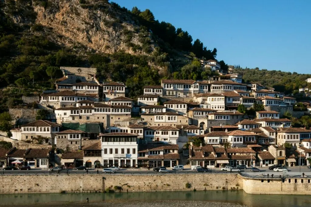 Case del quartiere di Mangalem a Berat, sopra il fiume Osum