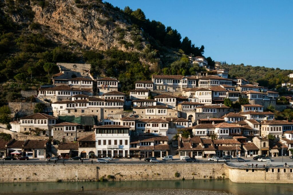 Shtëpitë e lagjes Mangalem në Berat, mbi lumin Osum