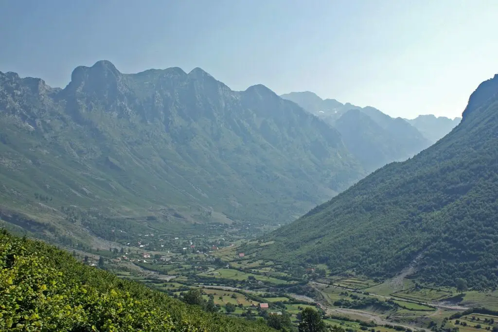 Il villaggio di Boga e le montagne delle Alpi albanesi
