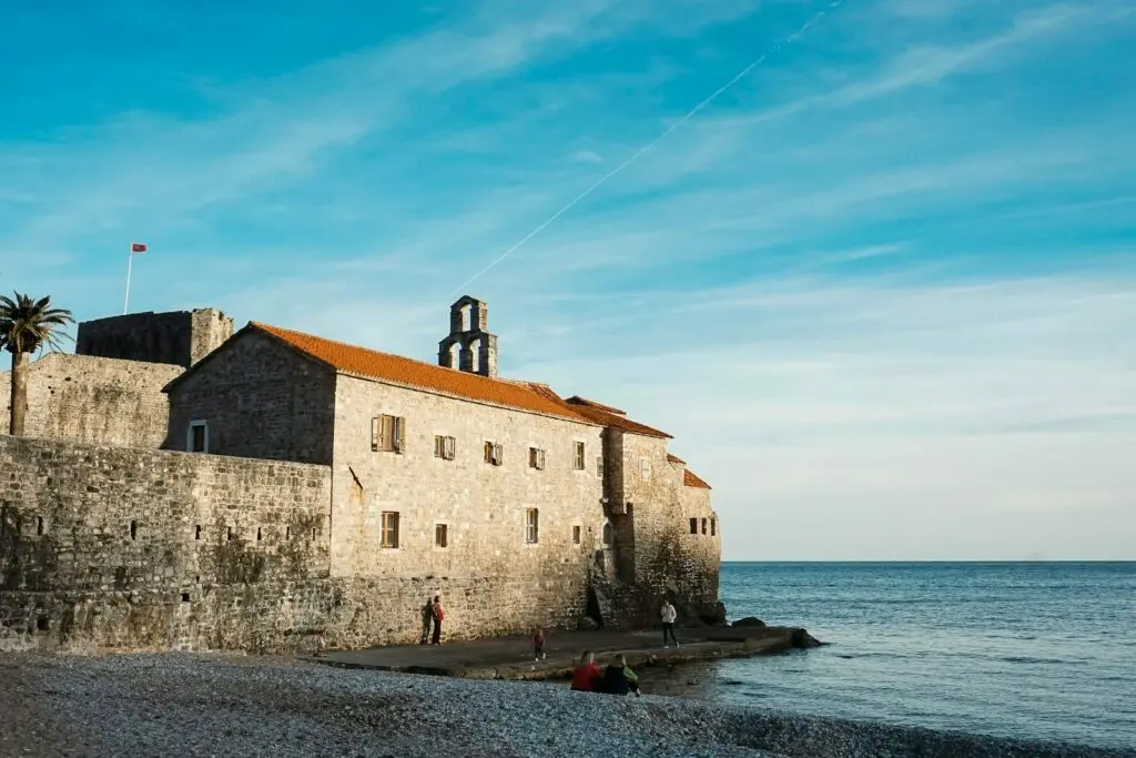 Le mura in pietra del centro storico di Budva, affacciate sul mare