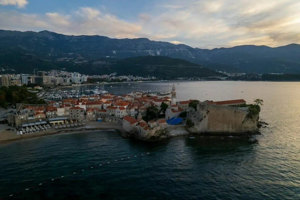 Il centro storico di Budva e la sua cittadella sul mare, con le montagne sullo sfondo