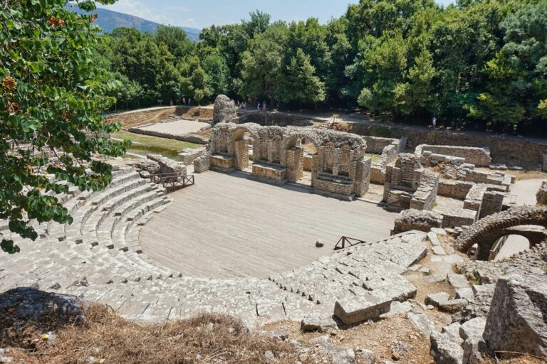 Teatri antik i Butrintit mes pemëve