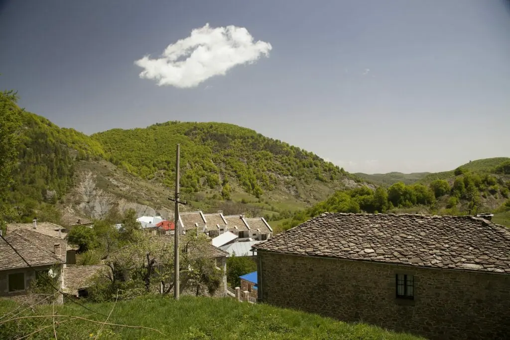 Case in pietra nel villaggio di Dardha, tra le colline