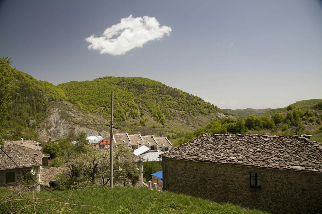 Shtëpi prej guri në fshatin Dardhë, mes kodrave