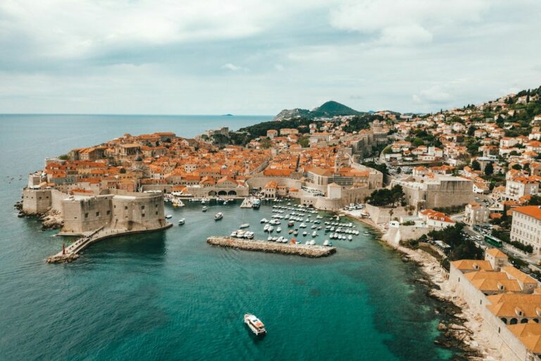 Qyteti i vjetër i Dubrovnikut dhe porti, parë nga lart