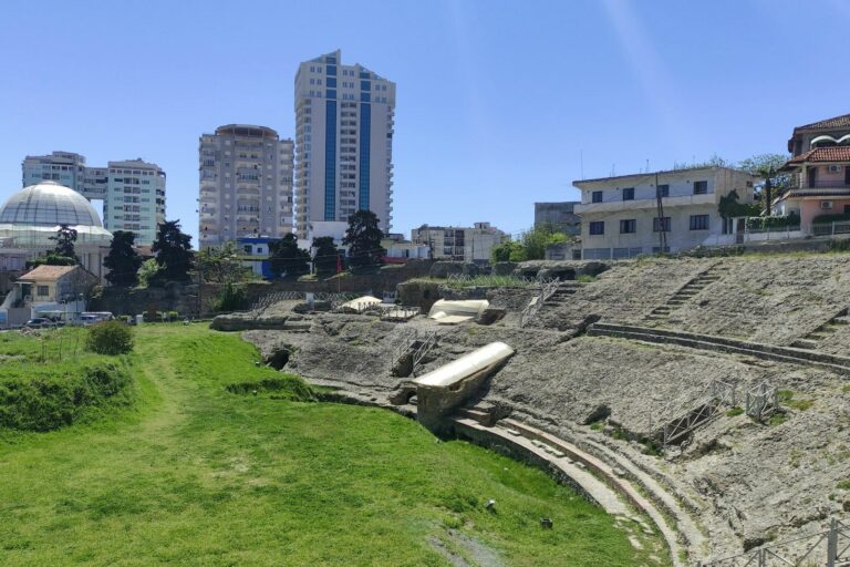 Amfiteatri romak i Durrësit me qytetin në sfond