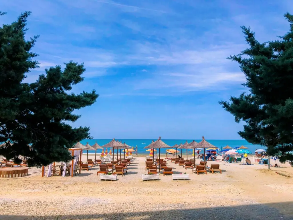 Spiaggia di Durazzo con ombrelloni e mare blu