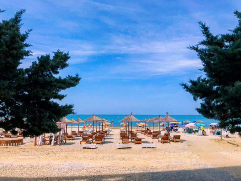 Plazhi i Durrësit me çadra dielli dhe det të kaltër