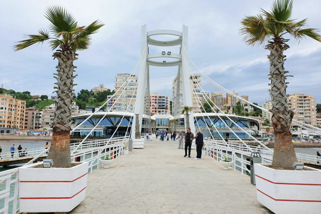 Pontili me palma në shëtitoren buzë detit në Durrës