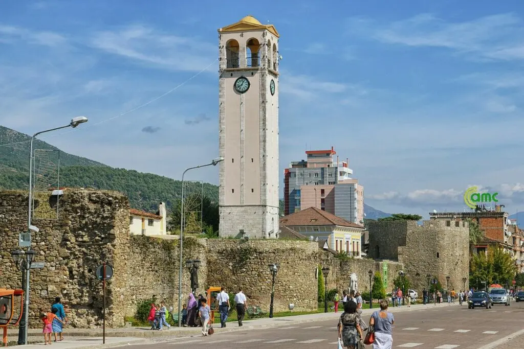 Muro sud del castello di Elbasan e torre dell'orologio