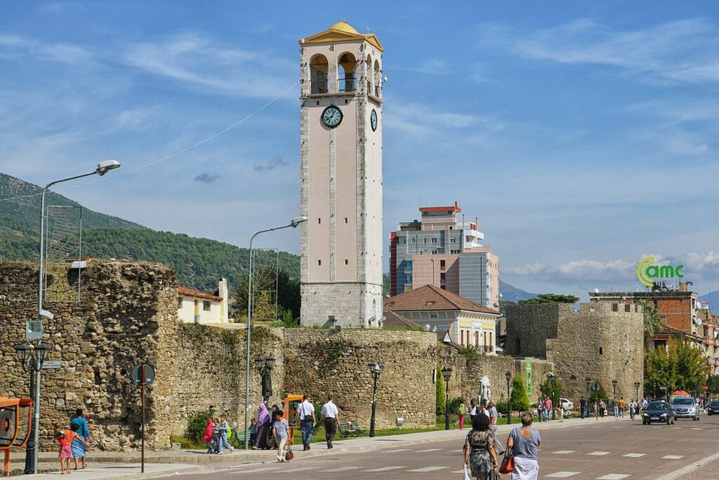 Muri jugor i Kalasë së Elbasanit dhe kulla e sahatit