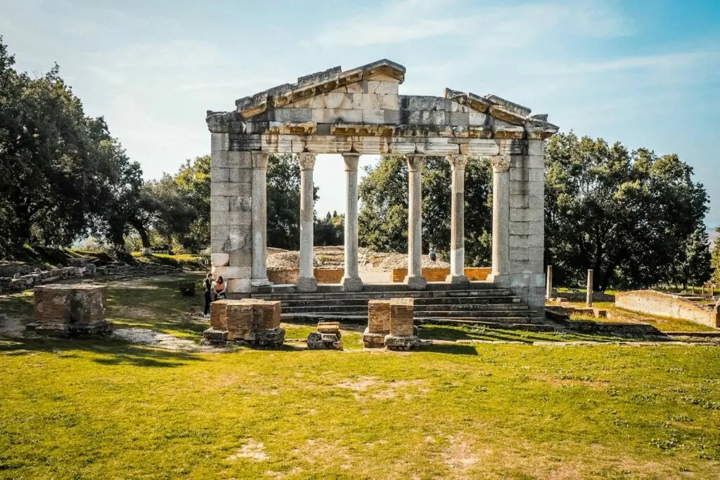 Monumento degli Agonoteti nel Parco Archeologico di Apollonia, vicino a Fier