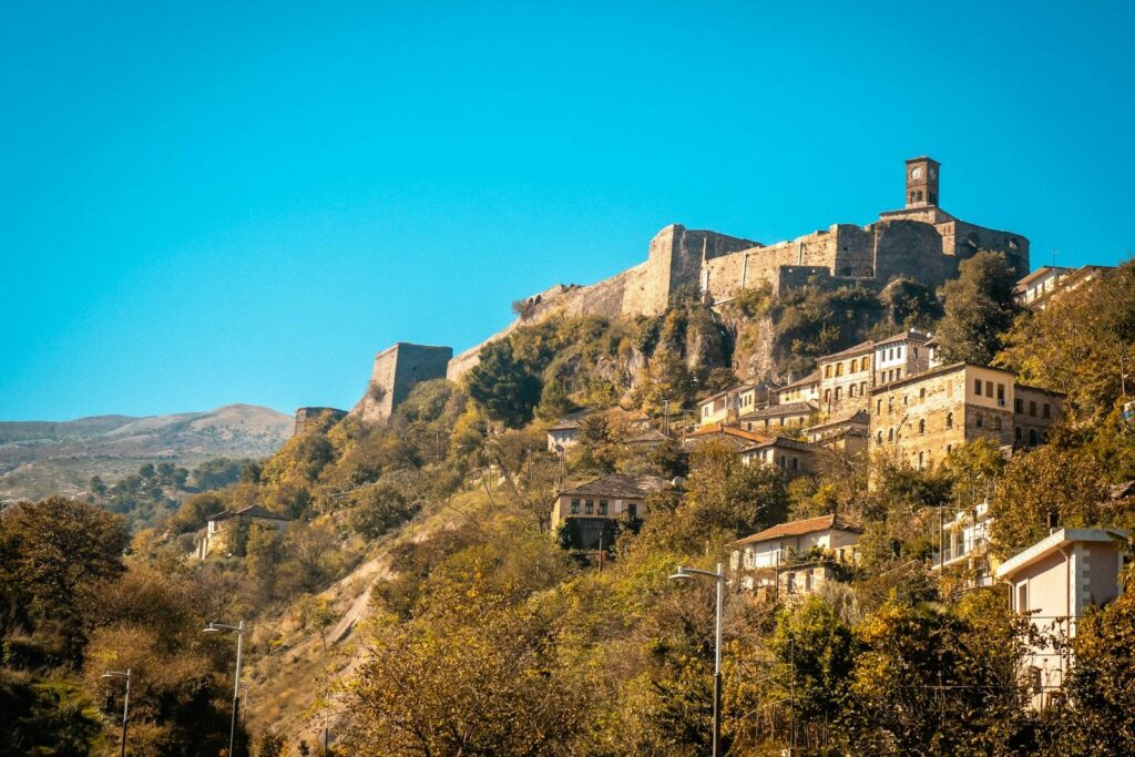 Kalaja e Gjirokastrës mbi shtëpitë prej guri të qytetit