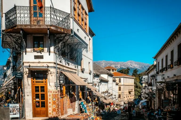 La vecchia via del bazar di Gjirokastra, con case in pietra e legno