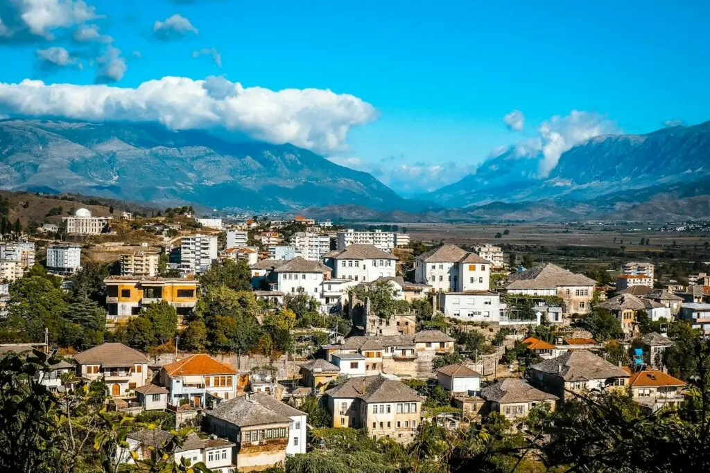 Le case in pietra di Gjirokastra con le montagne sullo sfondo