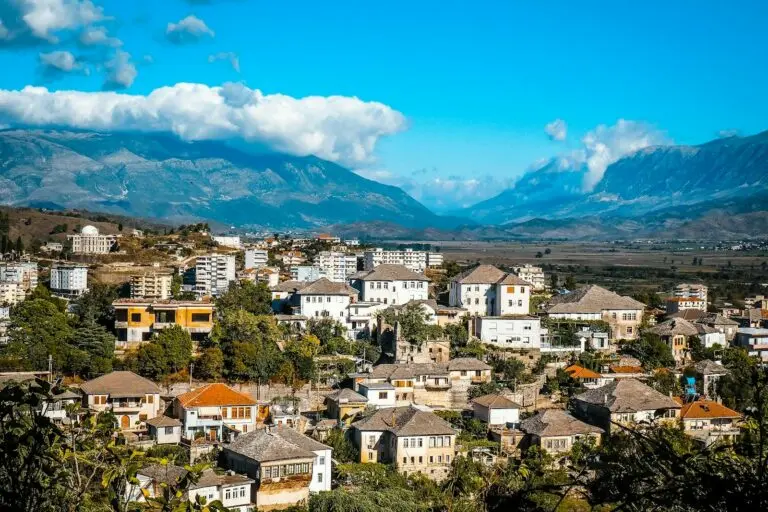 Le case in pietra di Gjirokastra con le montagne sullo sfondo