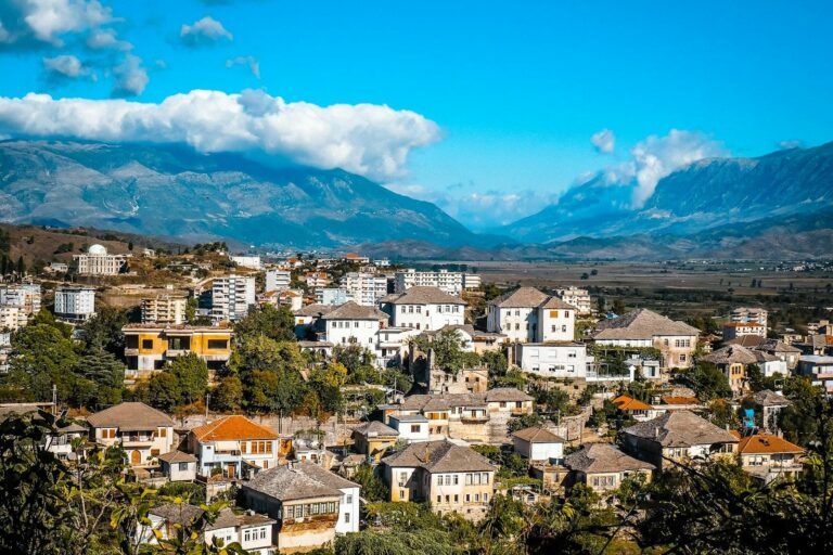 Shtëpitë prej guri të Gjirokastrës me malet në sfond