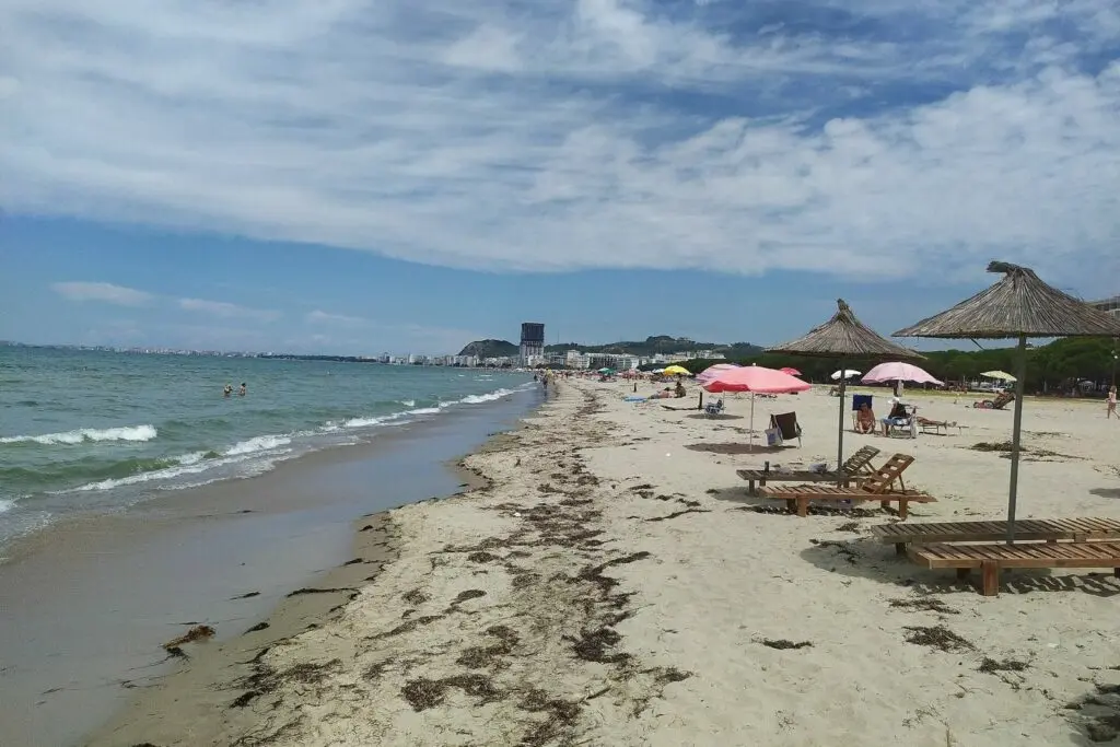 Spiaggia di Golem con ombrelloni e mare