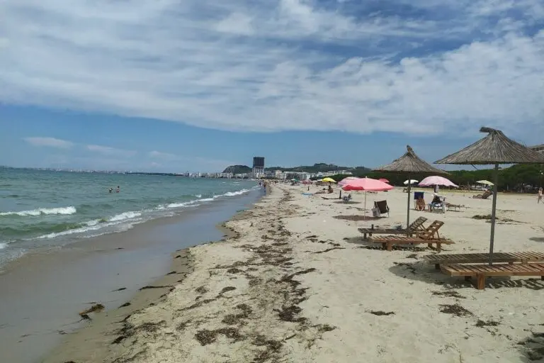 Spiaggia di Golem con ombrelloni e il mare