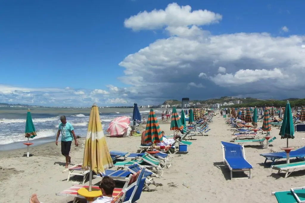 Spiaggia di Golem con ombrelloni, vicino a Qerret