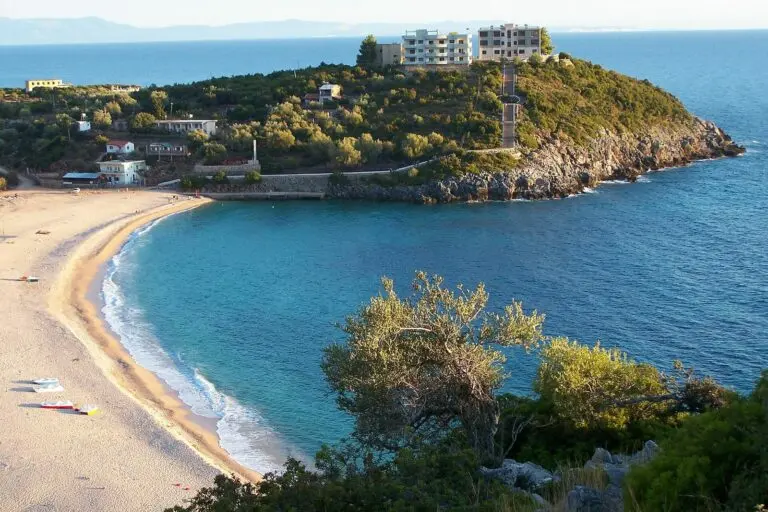 La spiaggia sabbiosa di Jale, con le sue acque turchesi, si trova sulla Riviera albanese