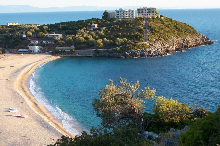Plazhi i Jalit me rërë dhe ujë të kaltër në Rivierën Shqiptare