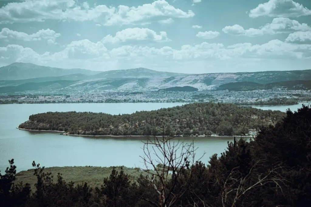 Il lago Pamvotida con l'isola e la città di Ioannina sullo sfondo