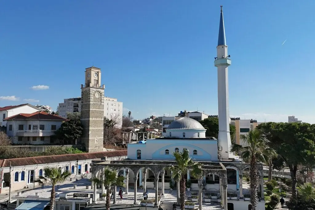 Il centro storico di Kavaja con la torre dell'orologio e la moschea, visti dall'alto