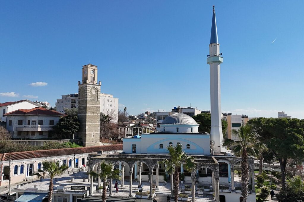 Qendra e Kavajës me kullën e sahatit dhe xhaminë, parë nga lart