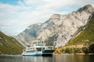 Il traghetto sul lago Koman tra le montagne rocciose