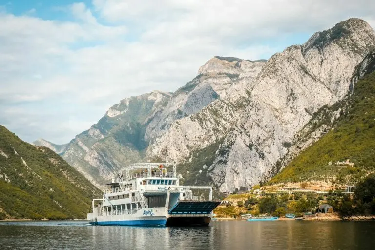 Il traghetto sul lago Koman tra le montagne rocciose