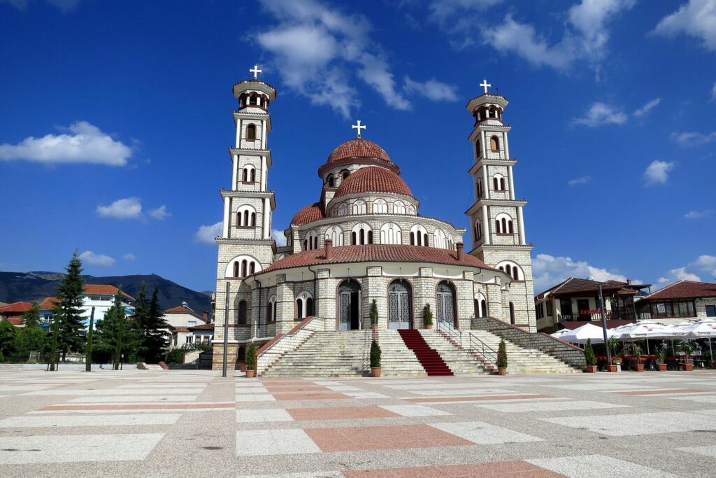 Katedralja Ngjallja e Krishtit në qendër të Korçës