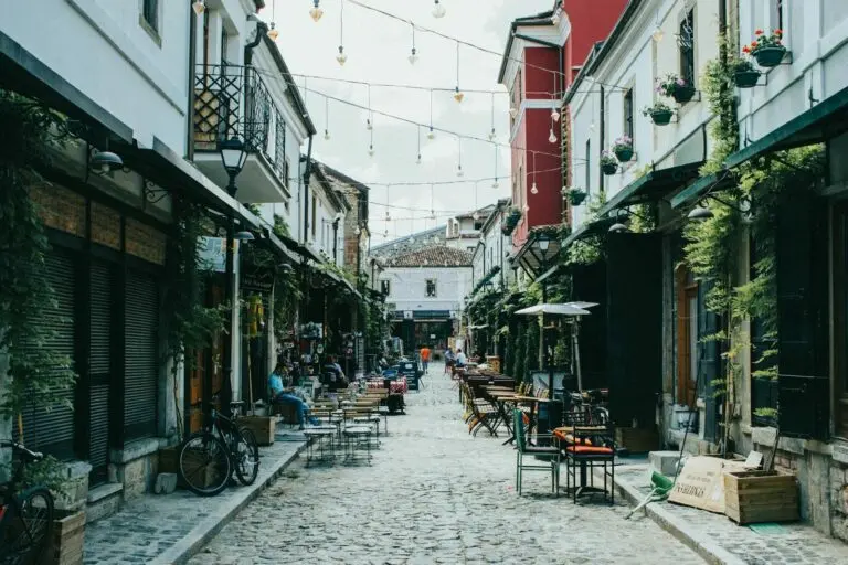 La strada lastricata del Vecchio Bazar di Korça