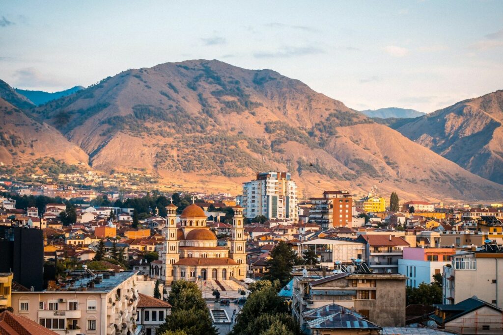 Korça me malin e Moravës në sfond