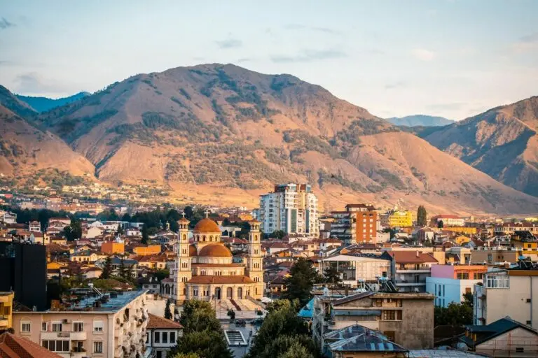 Korca con il monte Morava sullo sfondo