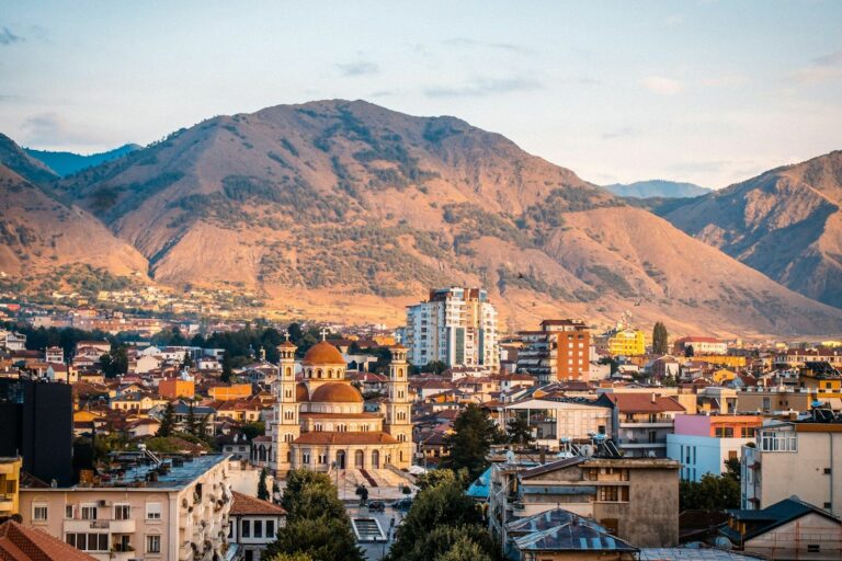 Korça me malin e Moravës në sfond