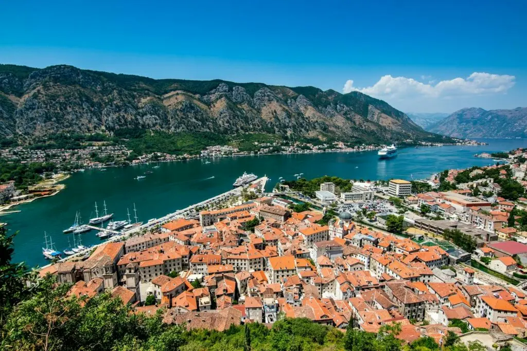 Città vecchia di Cattaro e baia, viste dall'alto