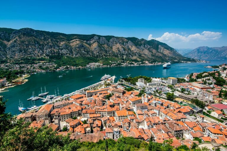 Qyteti i vjetër i Kotorit dhe gjiri, parë nga lart