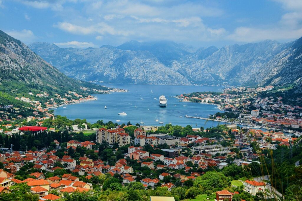 Gjiri i Kotorit dhe qyteti i vjetër, parë nga lart