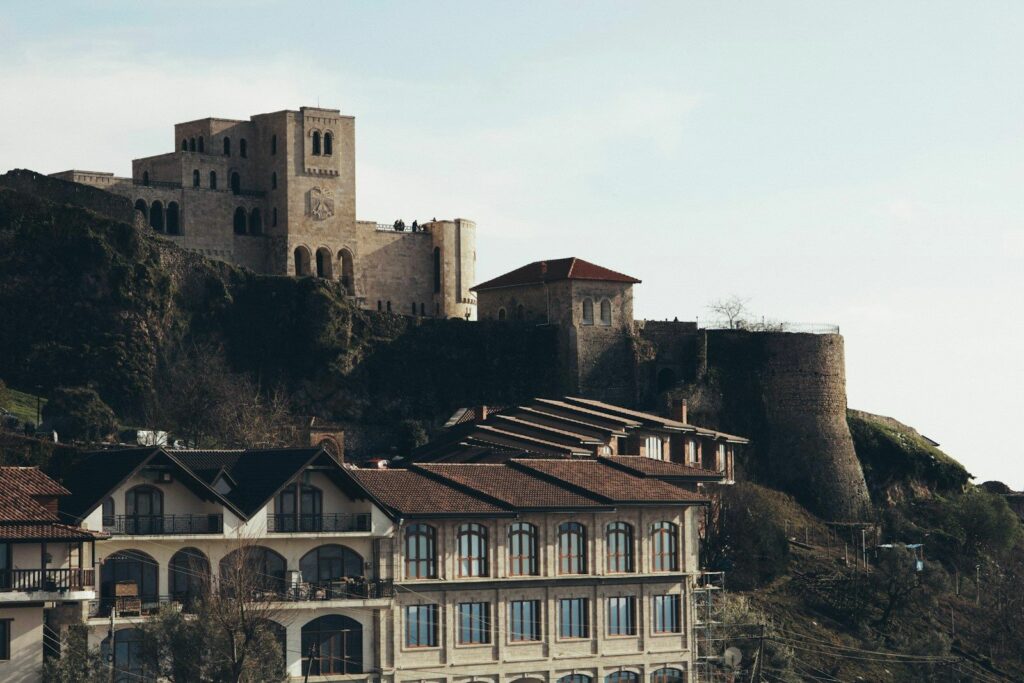 Kalaja e Krujës me Muzeun e Skënderbeut mbi shkëmb