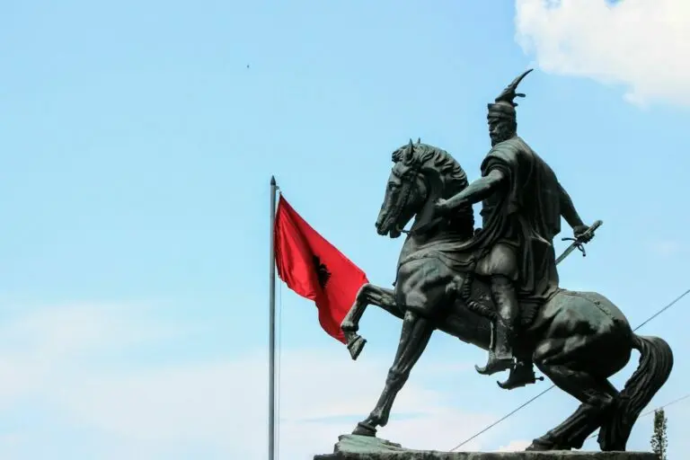 La statua equestre di Skanderbeg, con la bandiera albanese