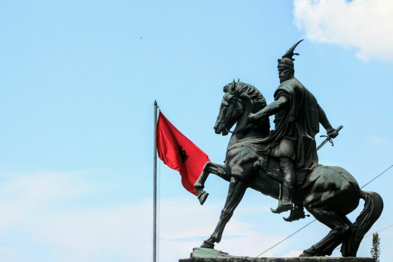 Monumenti i Skënderbeut mbi kalë, me flamurin shqiptar