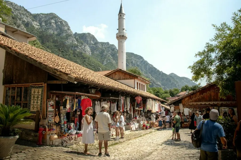 Il vecchio bazar di Kruja con il minareto e le montagne