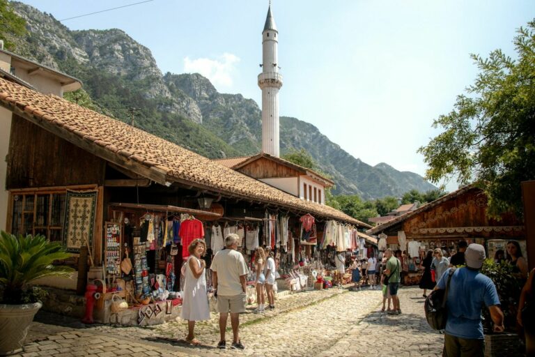 Pazari i vjetër i Krujës me minaren dhe malet