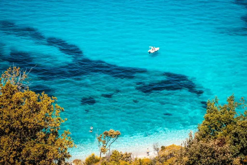 Acque turchesi vicino a Ksamil, nella zona del Parco Nazionale di Butrinto