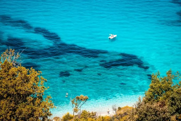 Acque turchesi vicino a Ksamil, nella zona del Parco Nazionale di Butrinto