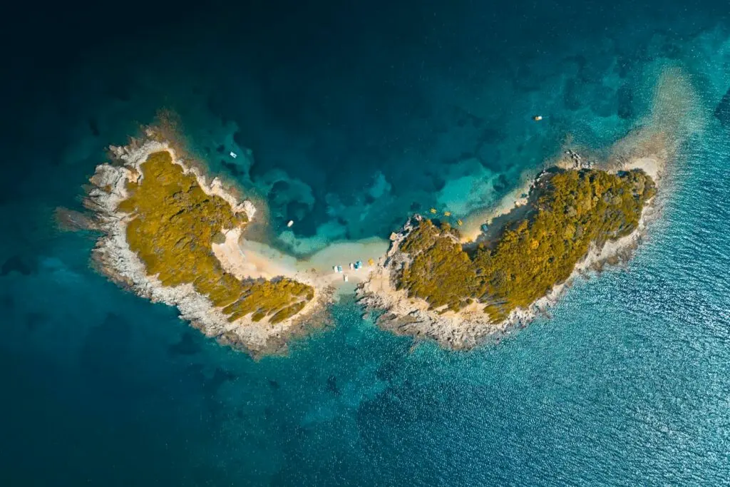 Le isole Ksamil nelle acque turchesi, viste dall'alto