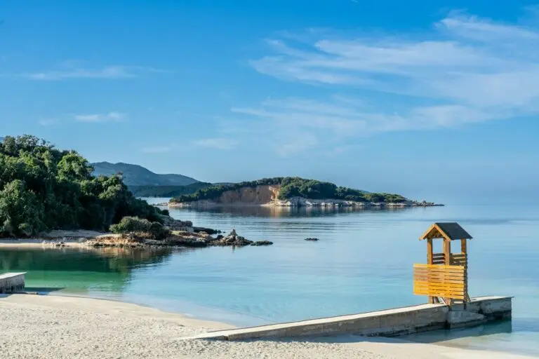La spiaggia di Ksamil con le sue acque calme e le isole sullo sfondo