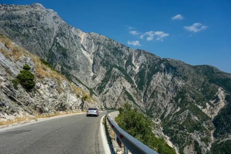 La strada di montagna che attraversa il passo di Llogara tra le rocce